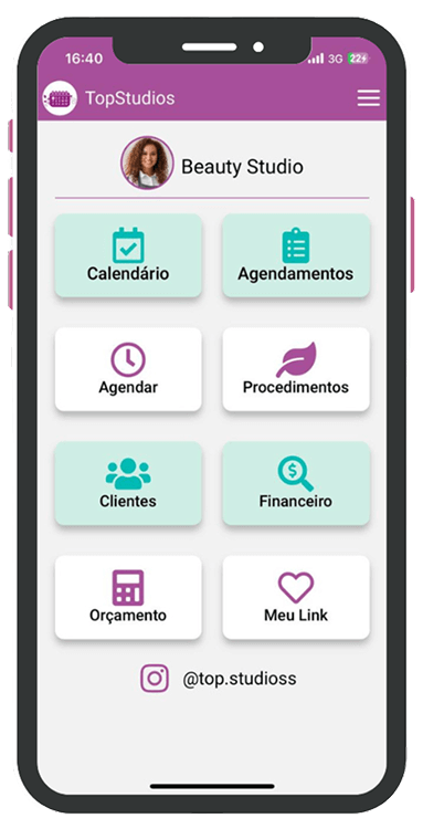 Profissional da beleza sorrindo, com roupa rosa, segurando um celular com o aplicativo TopStudios Agenda, ao fundo telas do app mostrando agenda organizada, gráfico de faturamento e tela inicial.