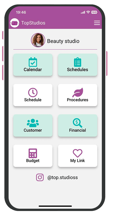 Smiling beauty professional in pink clothes holding a smartphone with the TopStudios Agenda app, in the background app screens showing an organized schedule, revenue chart, and home screen.